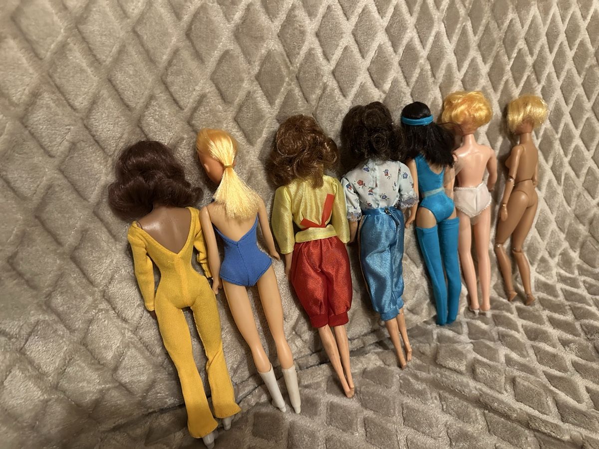 Poupées: 7 Hong Kong Barbies – D'occasion à Herbriggen par Sehrazade 6
