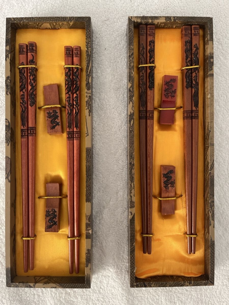 Couverts: 2x Essstäbchen Set mit Drachenmotiv neu – Neuf avec emballage d'origine à Gockhausen par London95 3