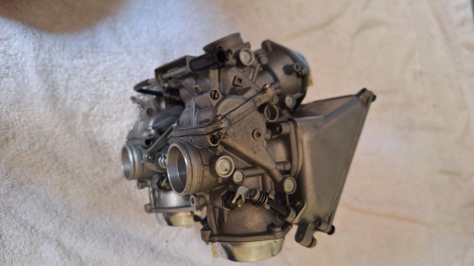 Toutes les pièces détachées moto: Vergaser zu Honda VF1000R/E – D'occasion à Zwingen par lahonda11 3