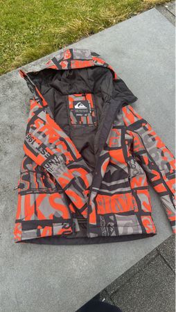 Quiksilver Winterjacke, Grösse Kids 10S neuwertig und warm!