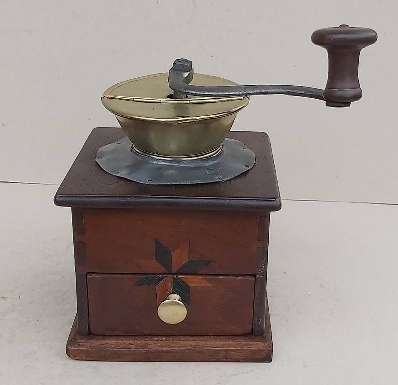 Macchine per caffè & Macchine per espresso: Uralte Nussbaum Kaffeemühle mit Sternen um 1880 – Usato da Frasnacht venduto da Carawill
