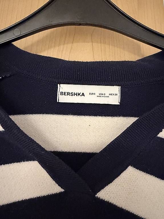 Pulls & Sweat-shirts: Gestreifter Bershka Pullover – D'occasion à Rorschach par Tara234 2