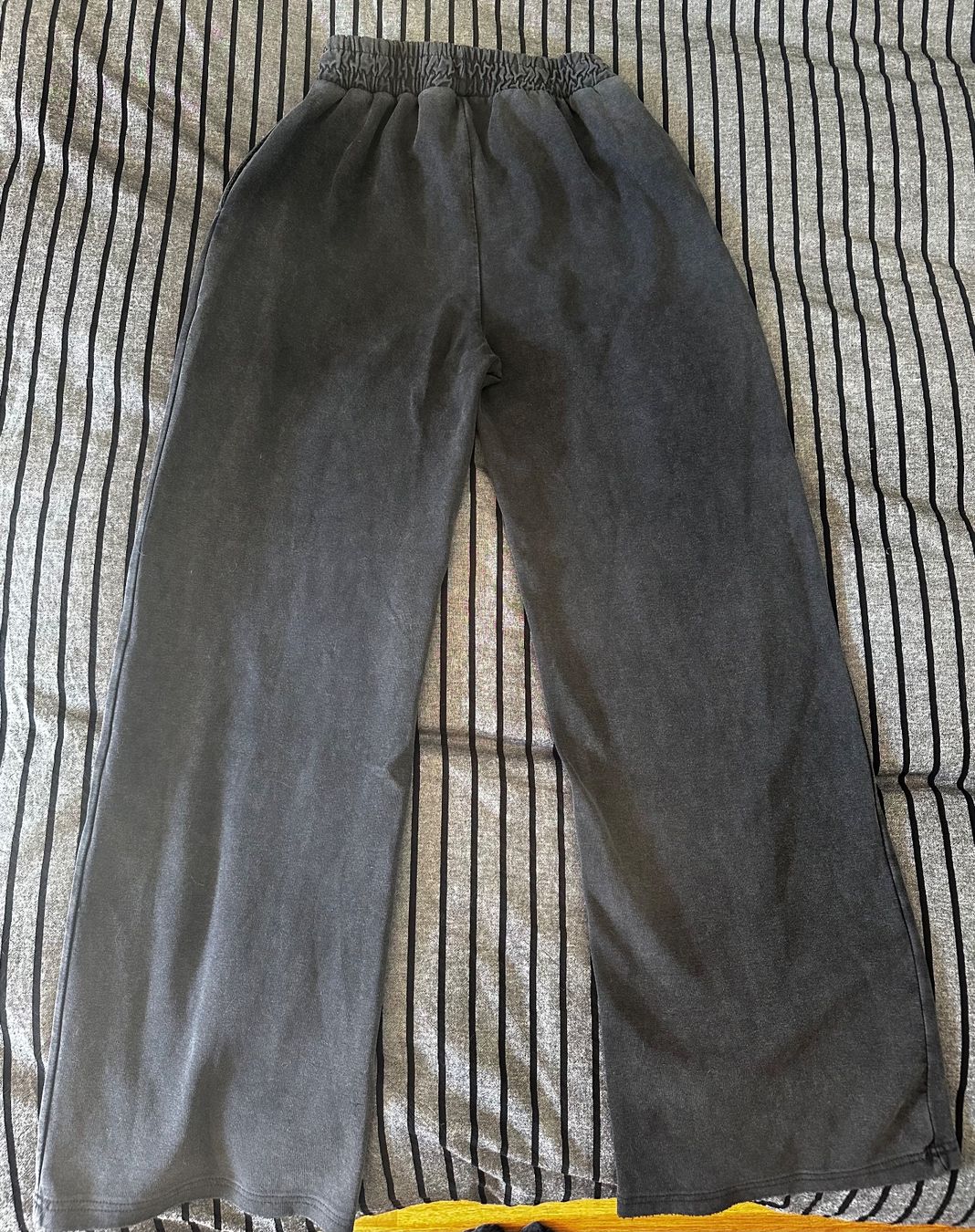 Stradivarius Pantaloni: STRADIVARIUS - Trainerhose mit Weitem Bein – Nuovo (secondo la descrizione) da Haldenstein venduto da enie123 1
