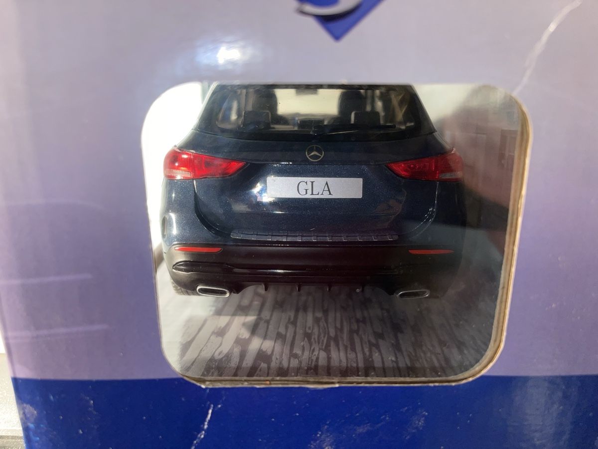 Mercedes-Benz Modellini d'auto: Mercedes-Benz GLA Modellauto Solido 1:18 NEU inkl. OVP – Nuovo e nell'imballaggio originale da Siebnen venduto da speedy63 4