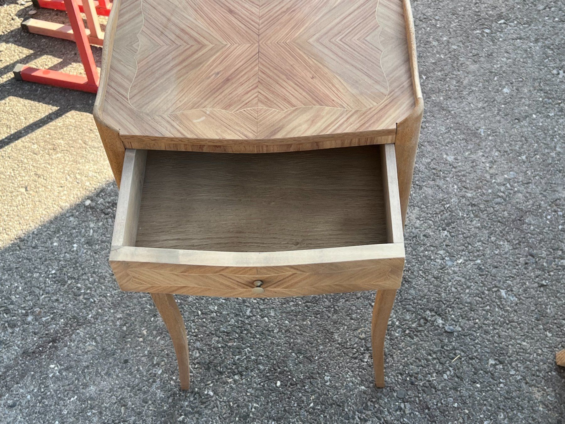 Comodini: ART 1100-H Table de nuit marquetée sablé – Usato da Pont-La-Ville venduto da BCMGLEAL 2