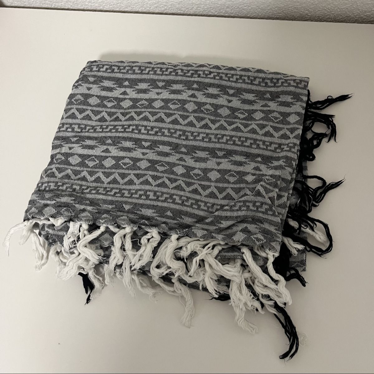 Foulards, Tücher & Schals: Sommer Schal Grau Weiss Schwarz Ethno Fransen – Gebraucht aus Möhlin von eny_lsk7