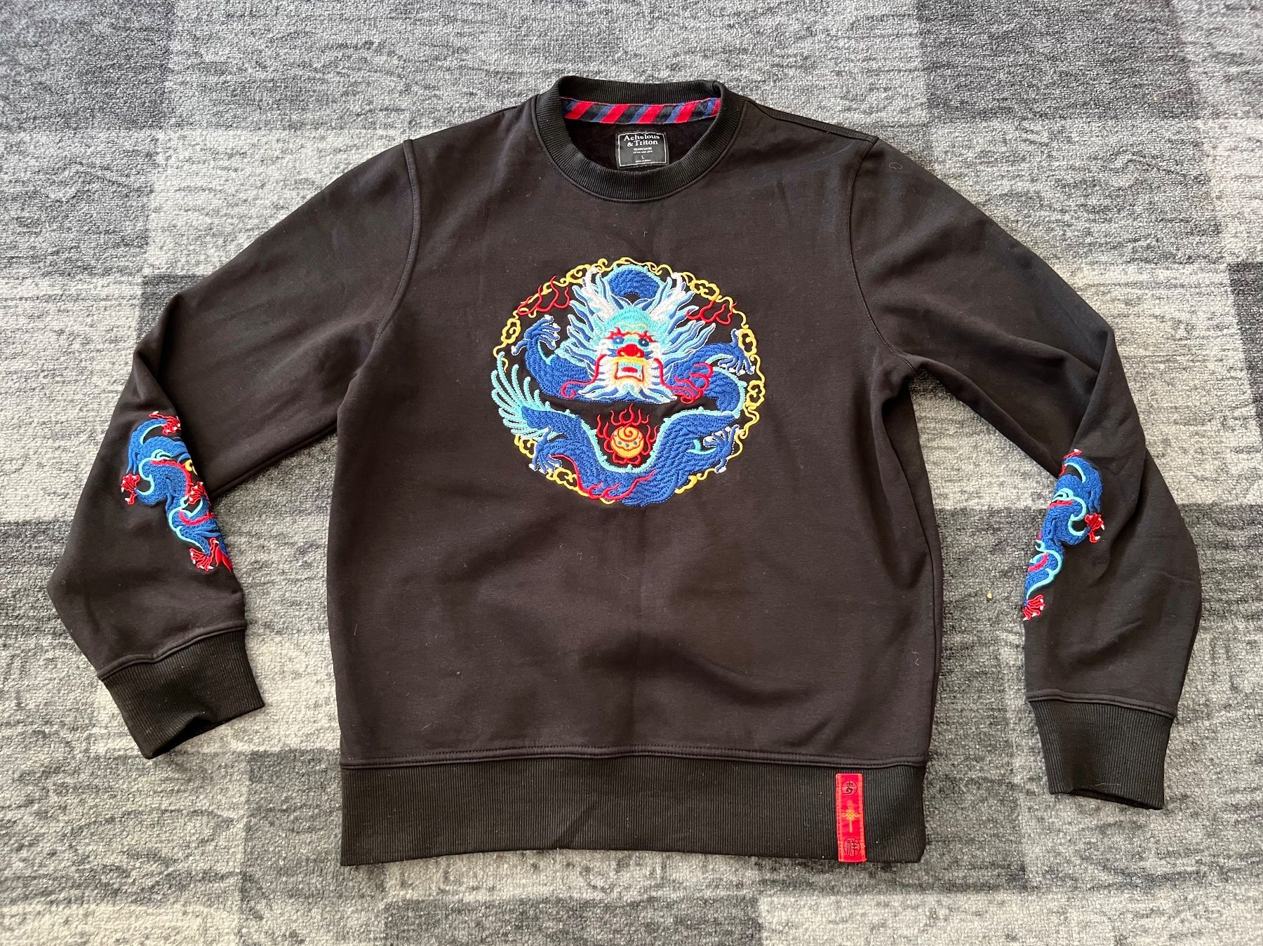 Maglioni & Felpe: Stickerei Schwarzer Pullover mit Drachen Gr L Unisex – Usato da Frenkendorf venduto da Style365