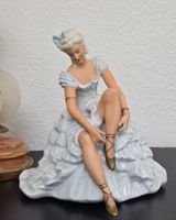 Porzellanskulptur Ballerina sitzend, fein gearbeitet, Unikat