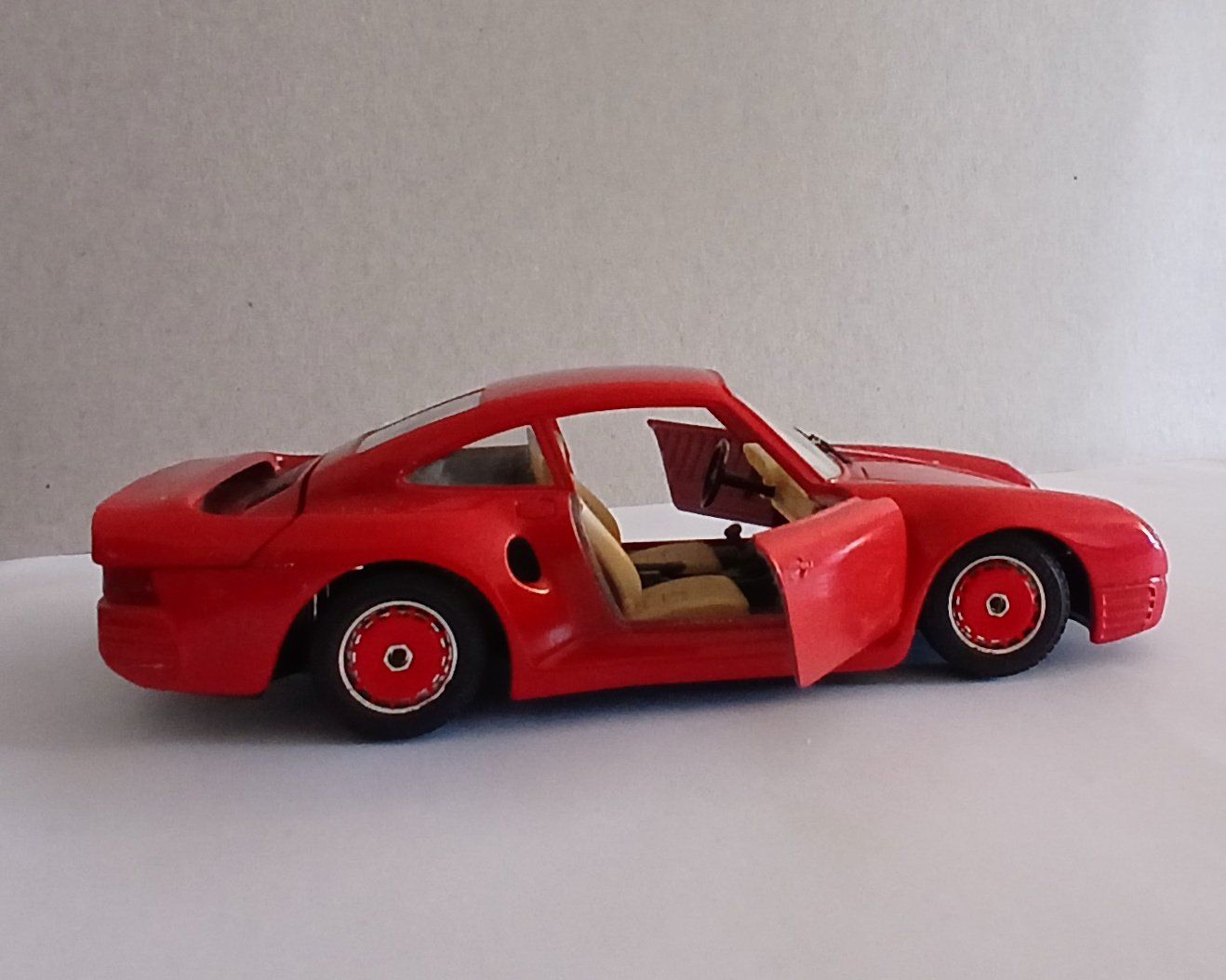 Bburago Modellini d'auto: BBurago Porsche 959, 1:24 – Usato da Lausanne venduto da hdda 2