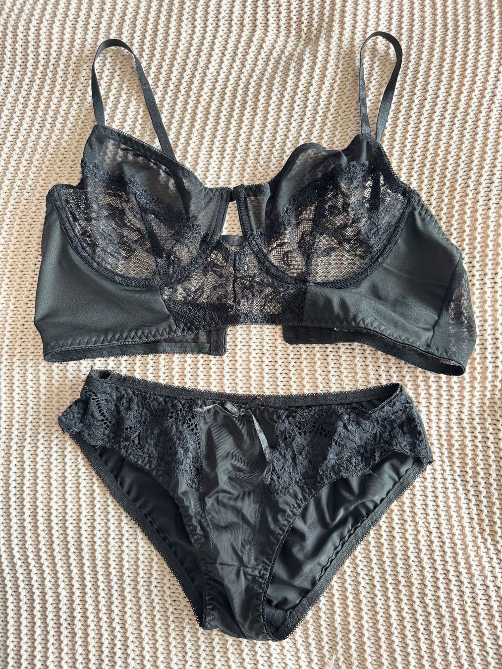 Altra biancheria intima: Ensemble lingerie noire – Nuovo (secondo la descrizione) da Montreux venduto da Izapechee