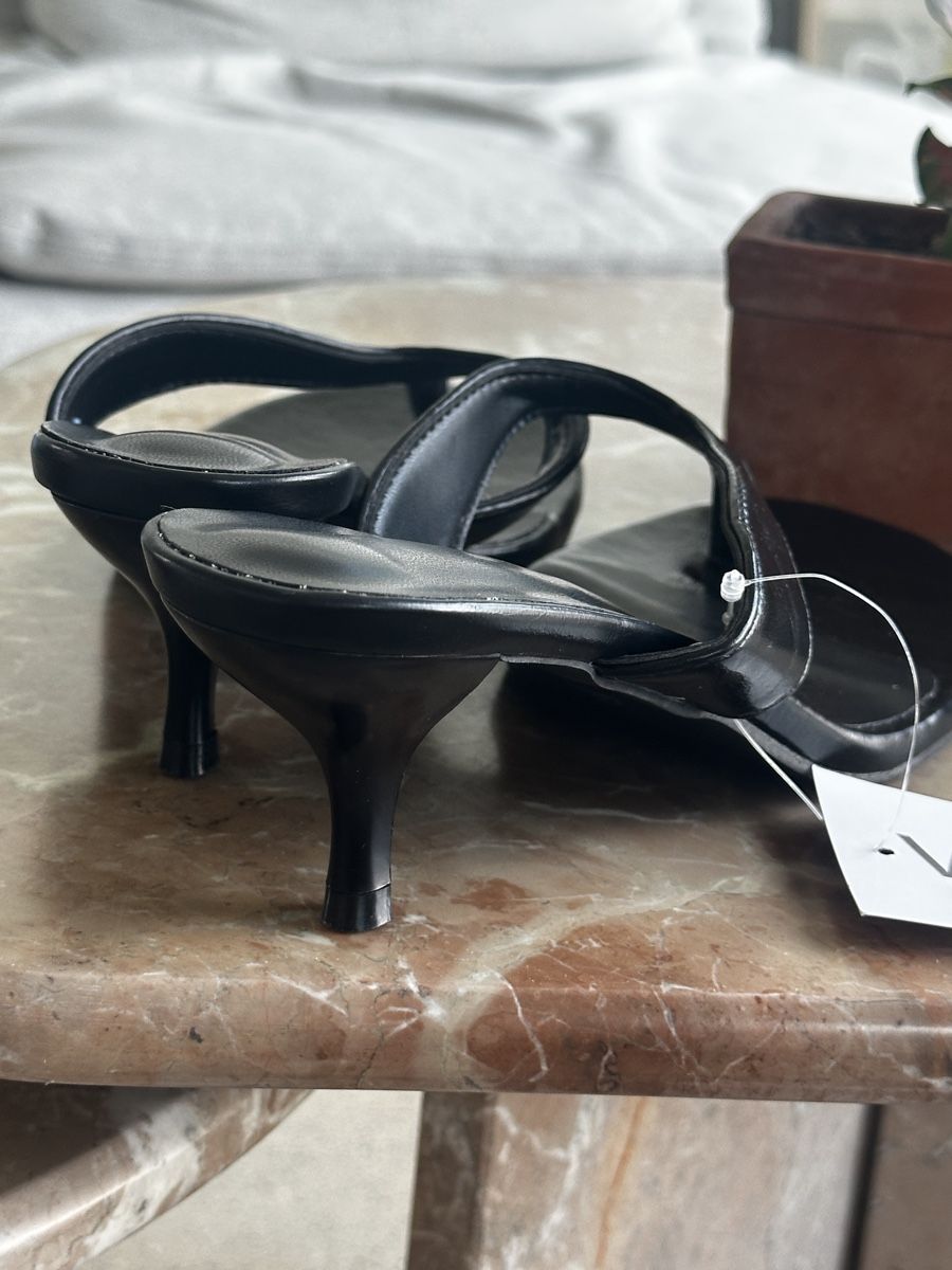 Damenschuhe: Sandalen mit Absatz schwarz Grösse 42 neu – Neu und originalverpackt aus Schlieren von axe_nr8f 2