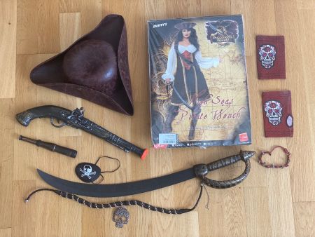 Déguisement pirate femme + nombreux accessoires
