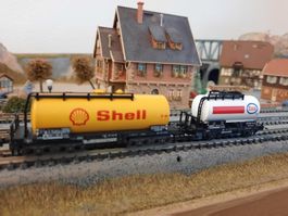2 Stk. hübsche Minitrix Kesselwagen, Esso & Shell, Epoche IV