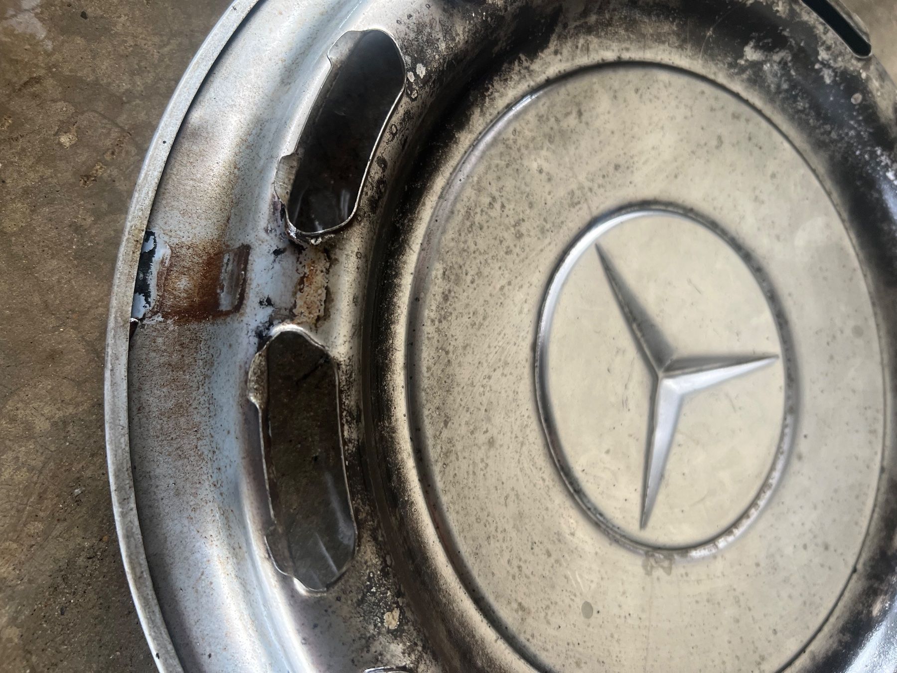 Mercedes-Benz Tutti pezzi di ricambio auto: Mercedes Radkappen,Blech 4 Stk Oldtimer, Durchmesser 37cm – Usato da Winterthur venduto da Neuson 4