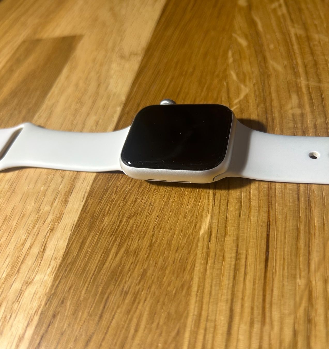 Apple Smartwatch: Apple Watch SE 1. Generation Silver, 40 mm – D'occasion à Alterswil FR par kat_cfw8 2
