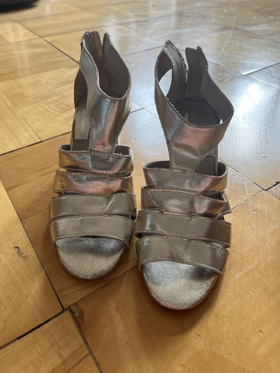 Zara Scarpe da donna: Goldige Pumps Zara – Usato da Zürich venduto da Shopmystyle