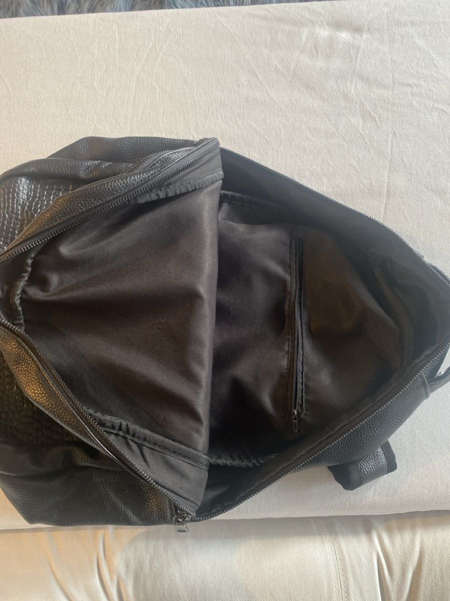 Zaini: Echtlederrucksack in schwarzer Kroko-Optik, NEU! – Nuovo (secondo la descrizione) da Bern venduto da YanickZ 3