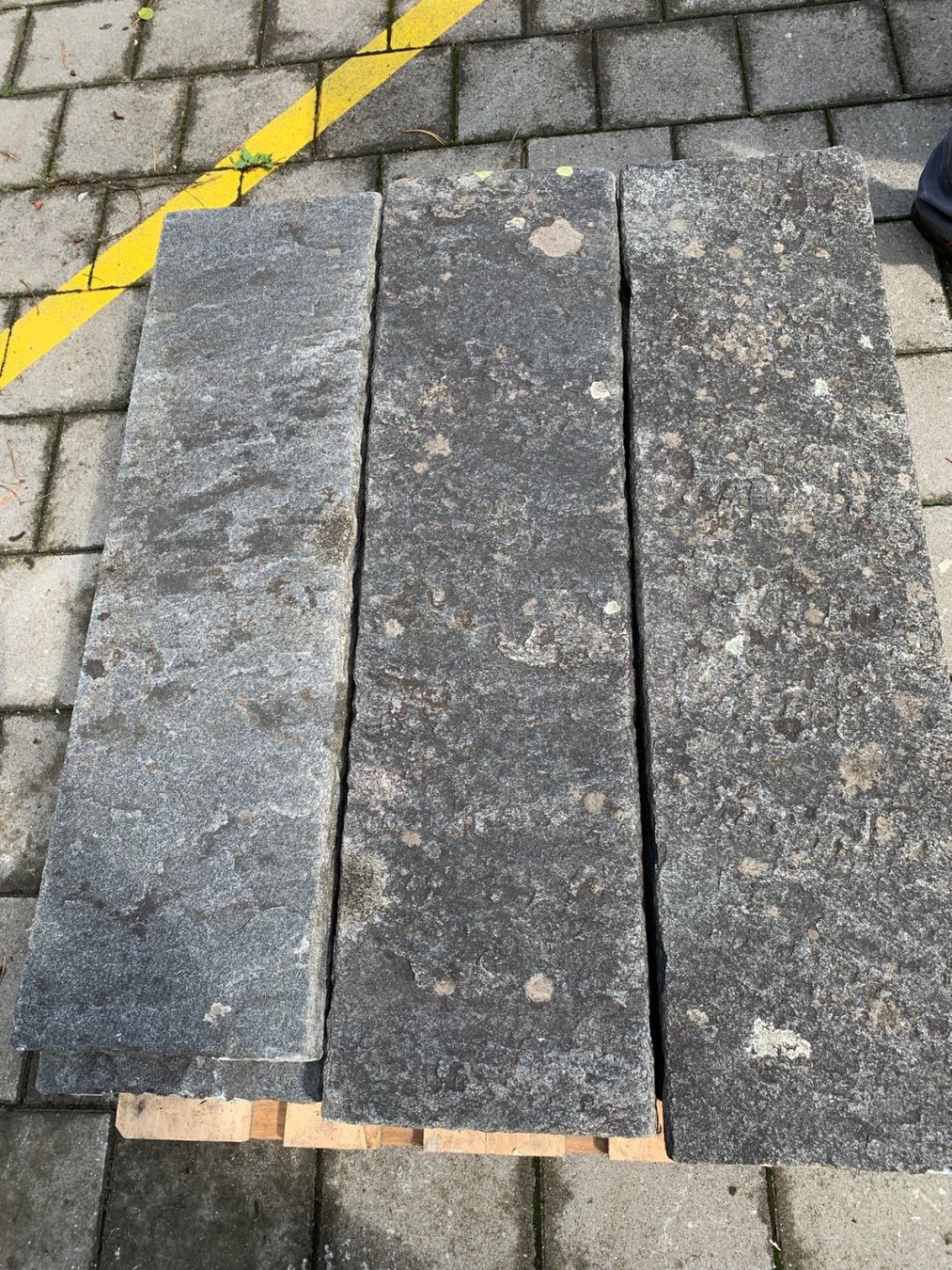 Bodenbeläge: 12 Stück Granit Platten Mauerabdeckplatten Natursteinplatten – Gebraucht aus Wallisellen von  4