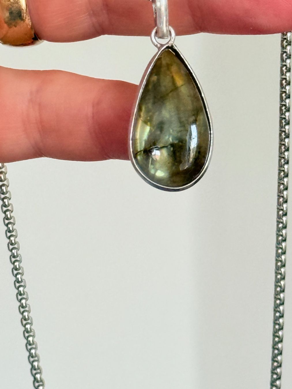 Ketten: Labradorite necklace – Neu und originalverpackt aus Genève von AGBERG 1