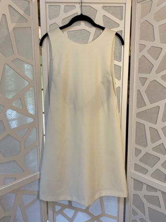 Robe blanche avec un dos ouvert