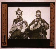 Glasdia China: Tibetanische Geistliche mit Gebetsmühle, 1920