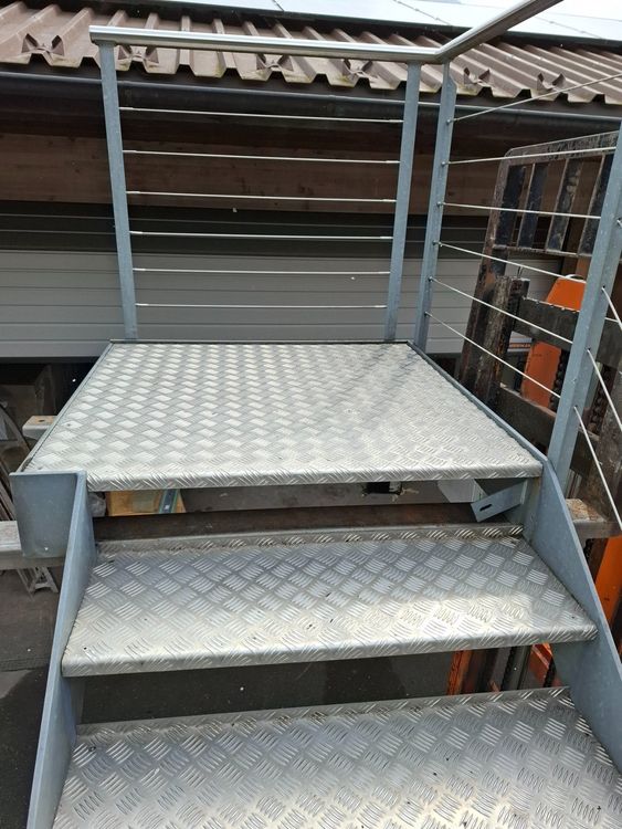 Treppe mit Geländer und Podest Kaufen auf Ricardo