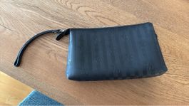 Mollerus Handtasche Clutch schwarz getragen