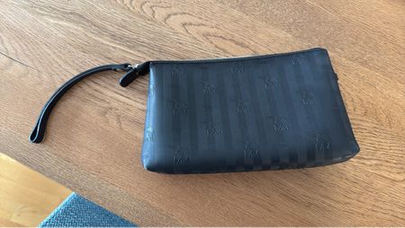 Mollerus Handtasche Clutch schwarz getragen