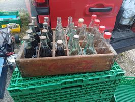 Vintage Coca Cola Holzkiste mit Flaschen aus aller Welt