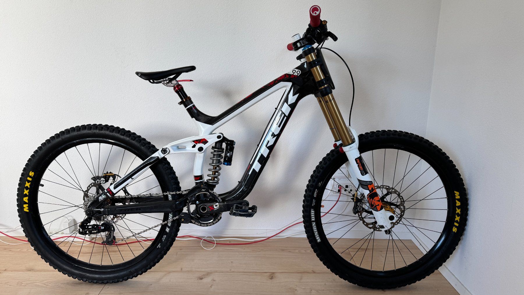 Trek Biciclette: Trek Session 9.9 Carbon Team Issue 26” Downhill – Usato da Lausen venduto da dubiz