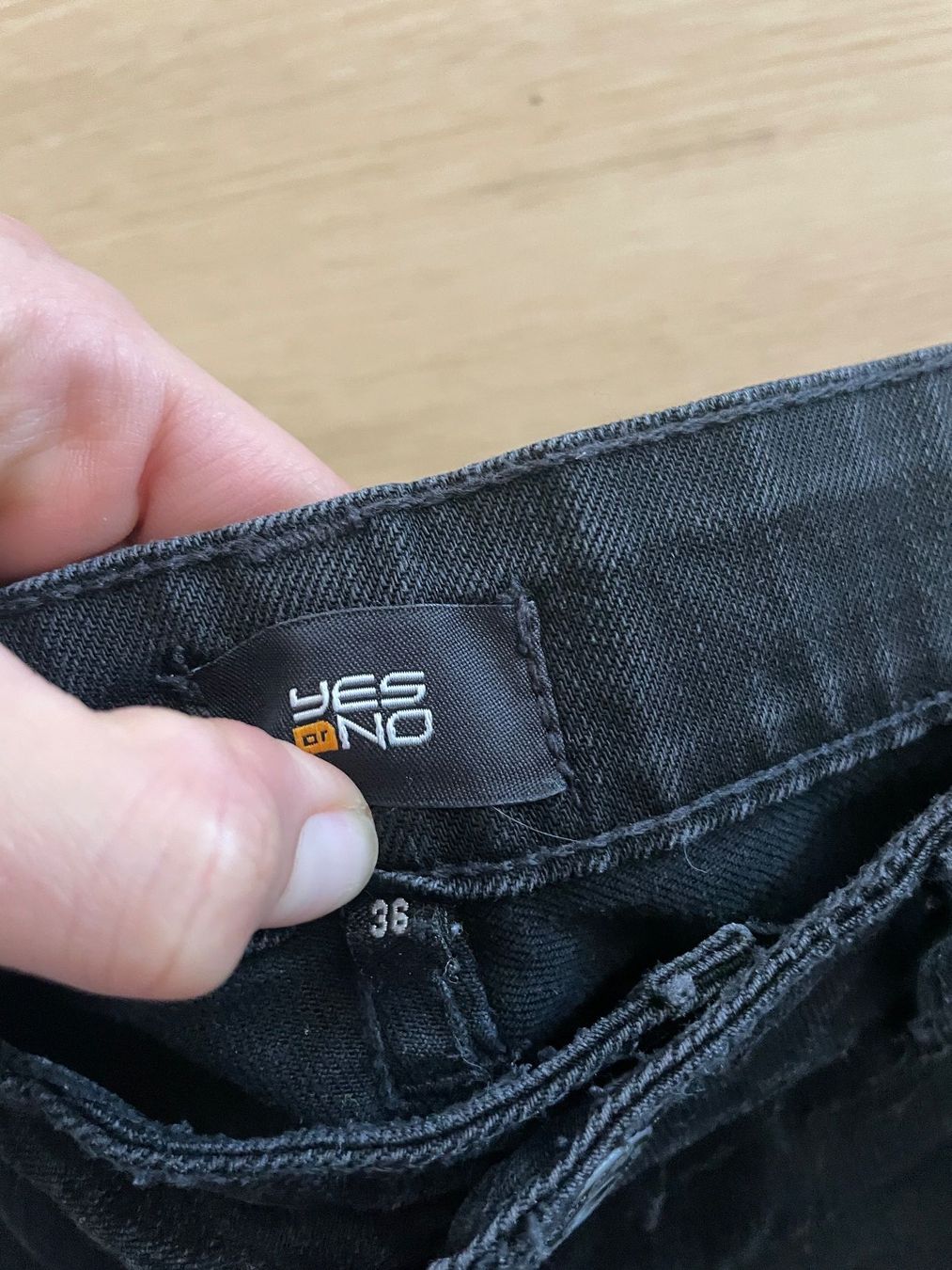 Yes Or No Jeans: Schwarze Jeans "Yes or No", Grösse 36 – Usato da Volketswil venduto da n_r_5gdf 1
