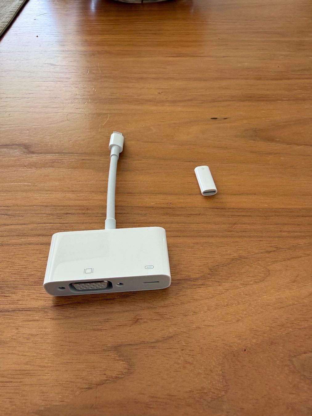 Apple Laufwerke & Adapter: Apple Lightning zu VGA Adapter – Gebraucht aus Schneisingen von Tomthedragon