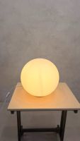 Design Kugelleuchte Tischlampe aus Opalglas