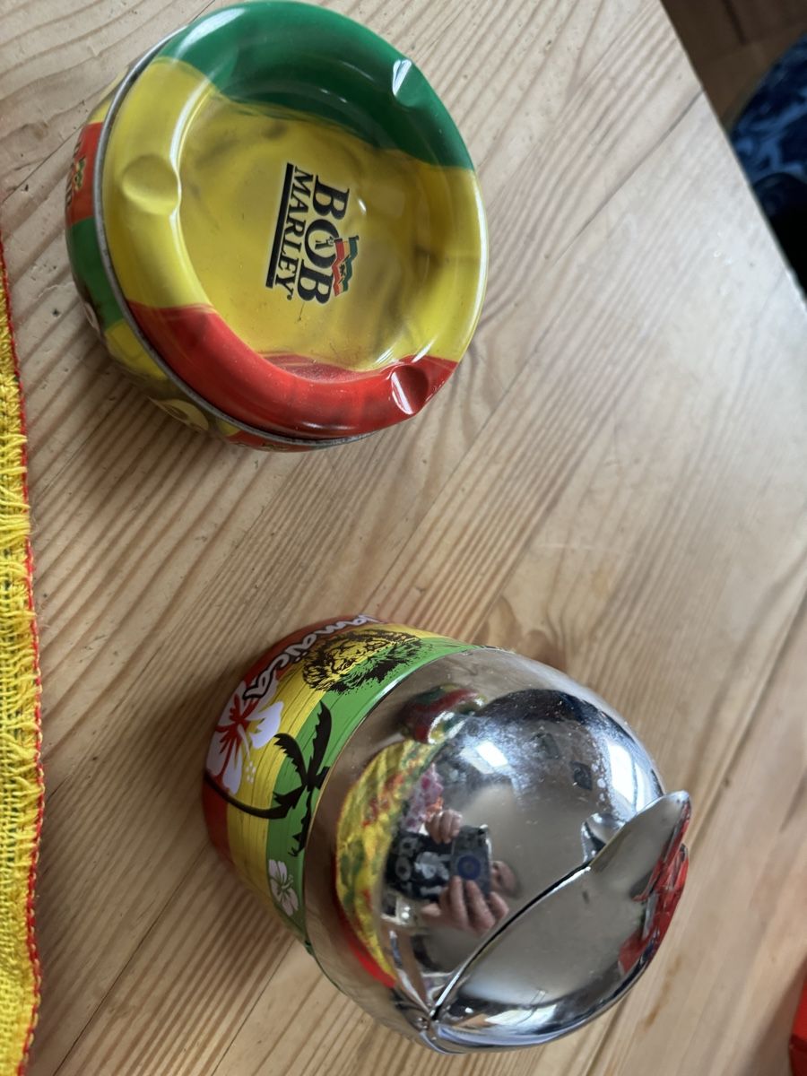 Portacenere: Lot Bob Marley: écharpe, cendriers, – Usato da Veyrier venduto da kimedovapa 1