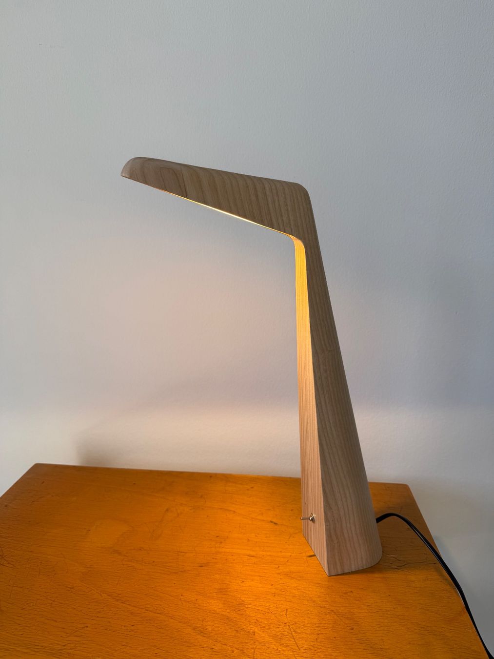 Lampade: SWAN LED Tischleuchte Eschenholz – Usato da Luzern venduto da Mamutpe 3