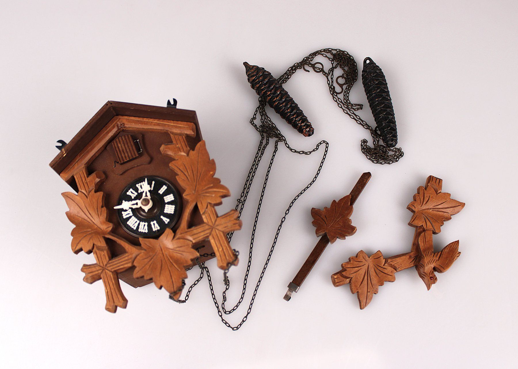 Orologi da terra & Orologi da parete: Kuckucksuhr mit geschnitztem Holzgehäuse – Usato da Volketswil venduto da brockipfannenstil