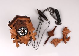 Kuckucksuhr mit geschnitztem Holzgehäuse