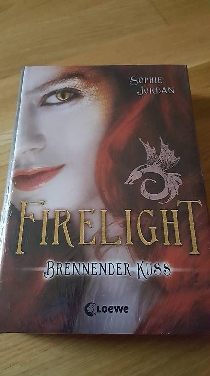 Libri: Firelight Bd.1 "Drachen" Sophie Jordan, Jugendbuch – Nuovo e nell'imballaggio originale da Illnau venduto da Buechermaus