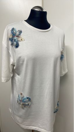Elegantes T-Shirt mit Blumenapplikationen, Grösse S