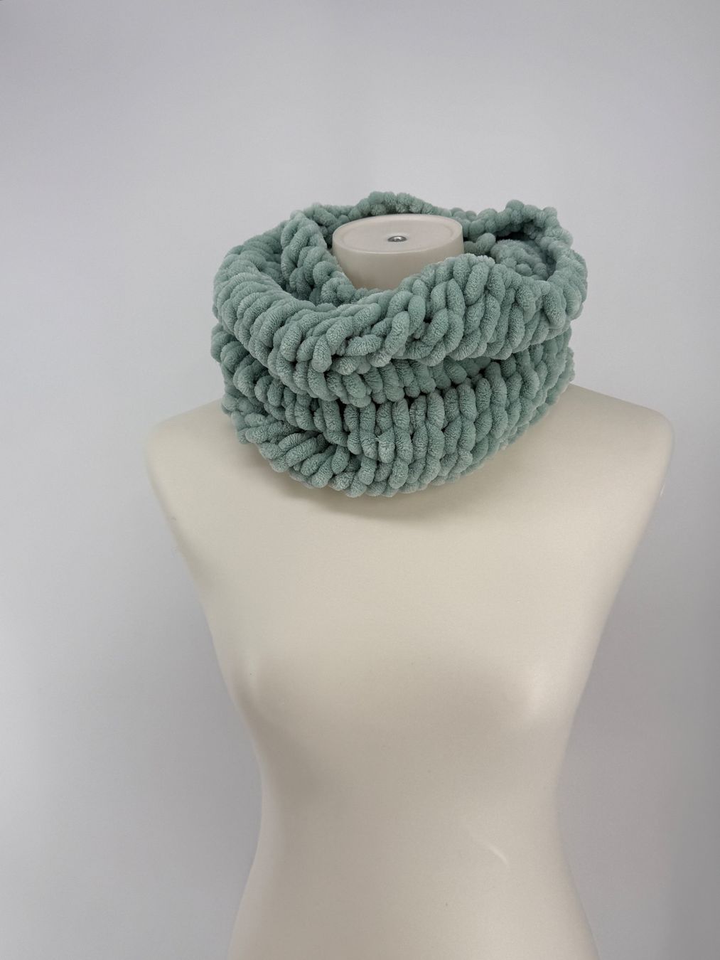 Foulards, Tücher & Schals: Mintfarbener Loop Plüsch Schal/ Schlauchschal – Gebraucht aus Auenstein von moin. 1