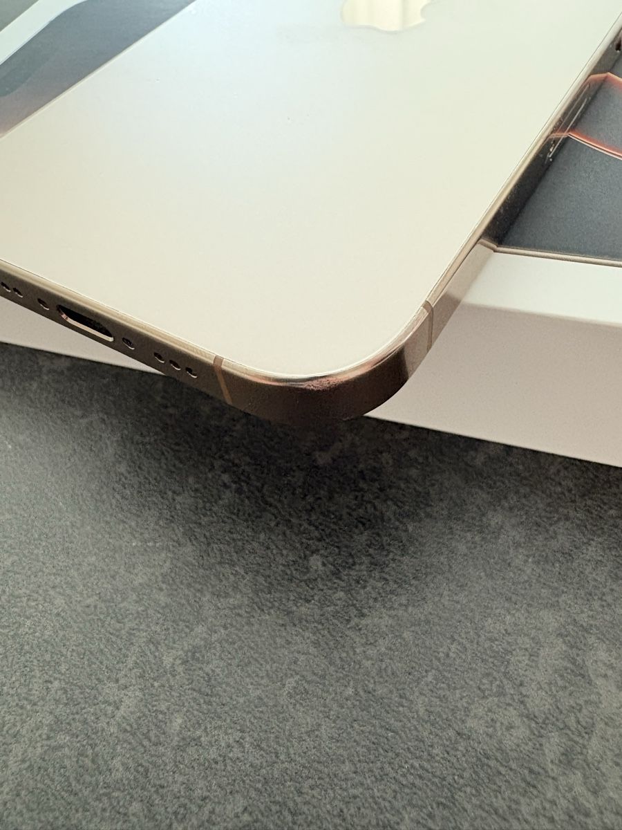 Apple Telefoni cellulari / Smartphones: Apple iPhone 16 Pro 128GB Gold mit Gebrauchsspuren – Usato da Ittigen venduto da Lexu94 4