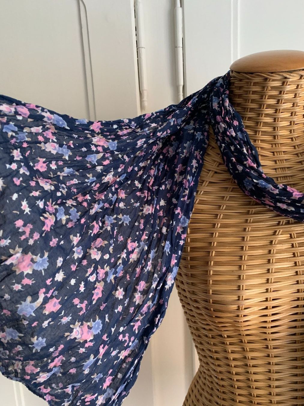 Foulards & écharpes: Schal Tuch dunkelblau geblümt – D'occasion à Zürich par Diazaio 2