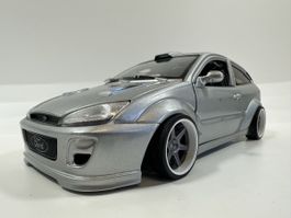Ford Focus Tuning Umbau 1:18, silbrig, BBURAGO