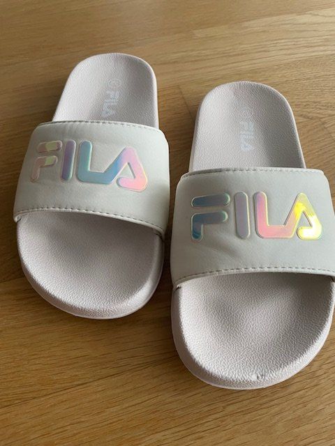 Fila Schuhe für Jungen: FILA Badesandale Gr. 32 weiss Regenbogen – Gebraucht aus Zürich von Sonnenblume_65