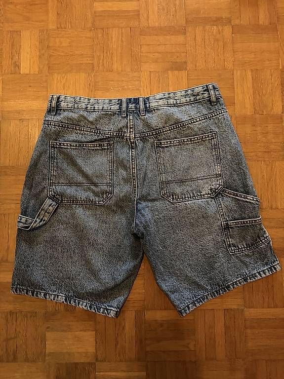Jeans: Short jeans taille L  – Neu und originalverpackt aus Morges von bir_9rsr 1