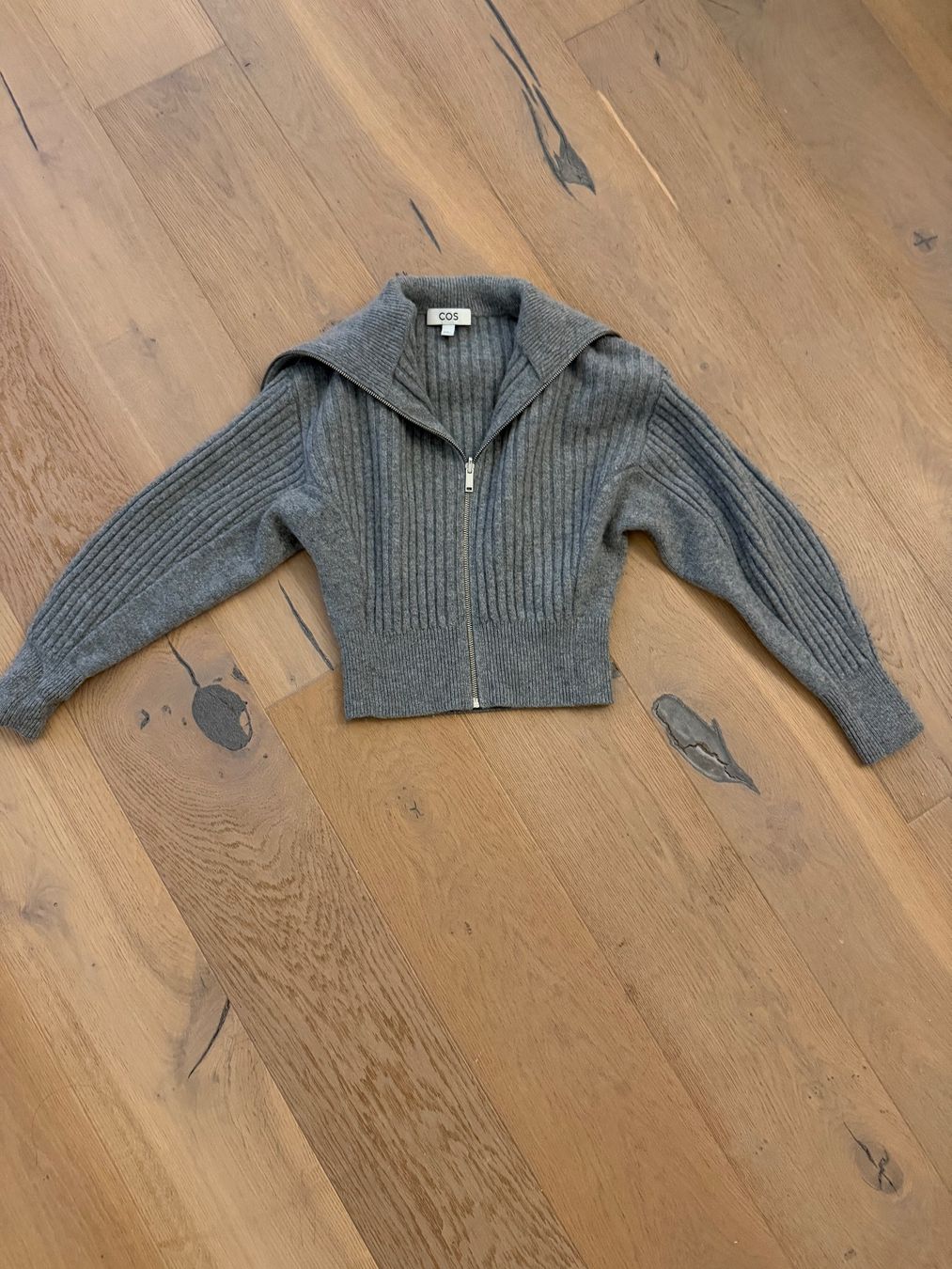 Jacken: COS Damen Strickjacke – Gebraucht aus Bubendorf von str_b80p