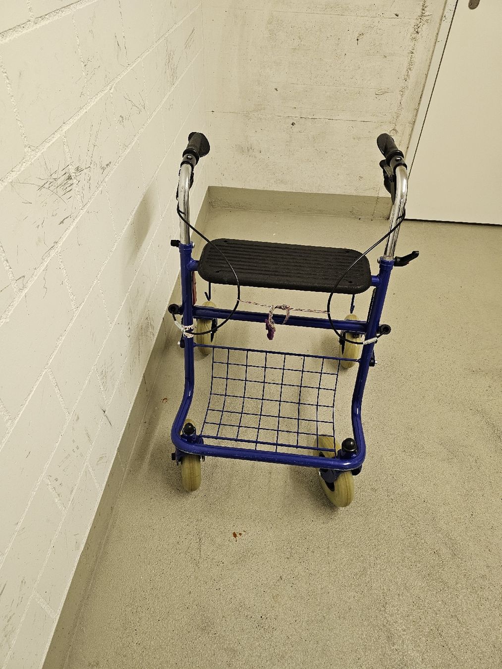 Gehhilfen: Rollator zu verkaufen – Gebraucht aus Rotkreuz von AmbS009 1
