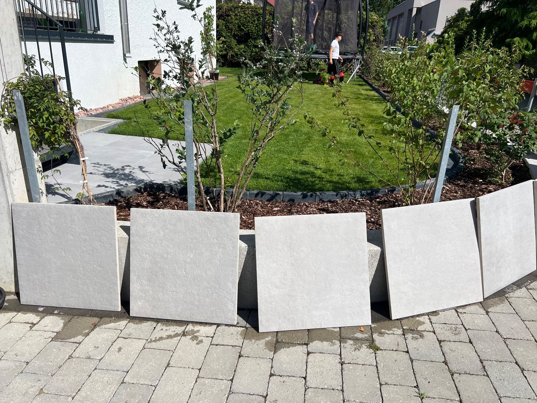 Rivestimenti per pavimenti: Mirage Feinsteinzeug Terrassenplatten 60x60x1.8 cm – Usato da Wettingen venduto da riffrack 2