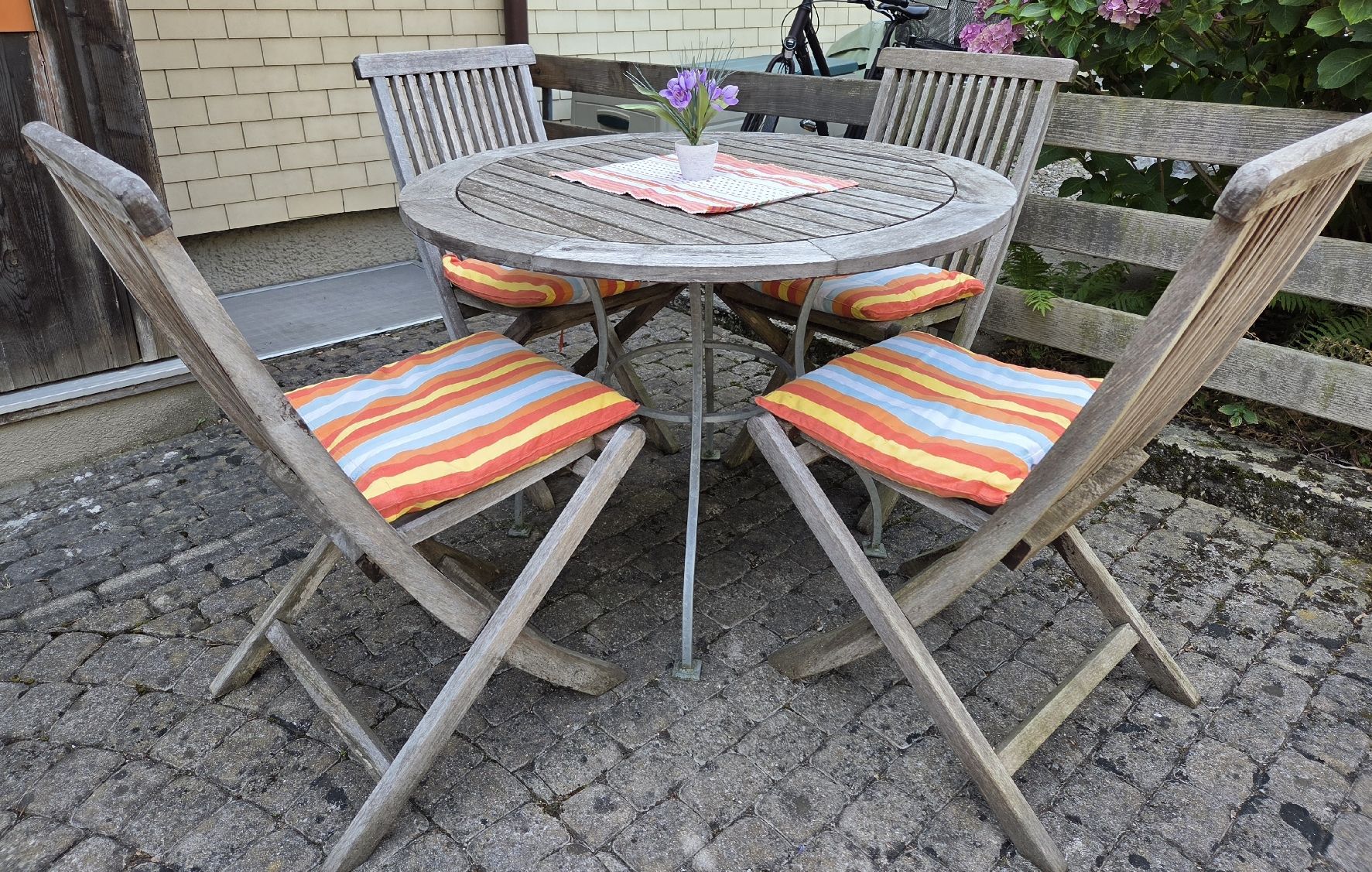 Tische: Teakholz Gartentisch mit 4 klappbaren Stühlen – Gebraucht aus Klingnau von Groofty69 3