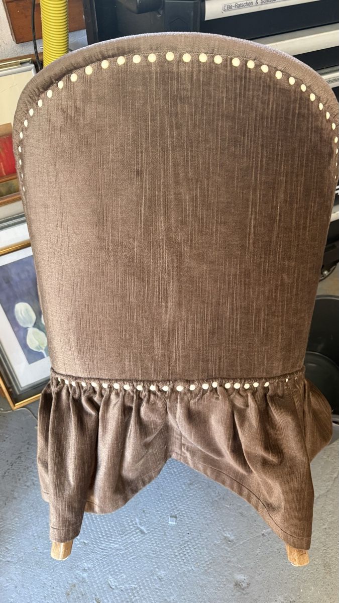 Poltrone: Antiker Sessel mit Nieten &  Rüschchen – Usato da Wollerau venduto da Shaktidream 6